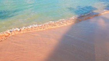 Kartal Sahili 'nin güzel sabah manzarası yumuşak dalgalar ve pastel gökyüzünün altında Karayip Denizi. Aruba.