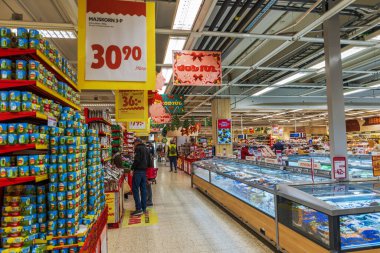 Tanrı 'yla süpermarket koridoru güzel görünüyor. Noel süslemeleri ve alışveriş yapanlar ürünleri seçiyor.. 