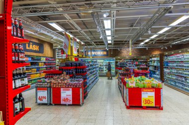 Süpermarket içki reyonunun güzel manzarası. Soda şişeleri ve renkli içecek vitrinleriyle dolu raflar.. 