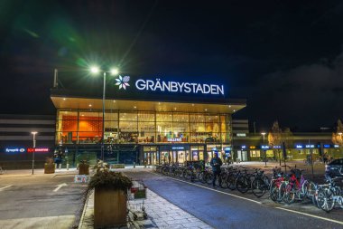 Granbystaden AVM 'nin güzel manzarası gece aydınlandı girişe parketmiş bisikletlerle. 