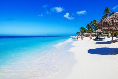 Turkuaz Karayip denizi ve güneşli tatilin tadını çıkaran insanların olduğu beyaz kumlu kumlu plaj manzarası.. 