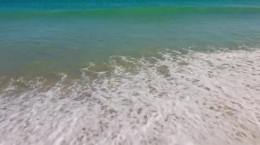 Ege Denizi 'nin güzel manzarası arka planda yumuşak suyla taşlı plajları yıkıyor. Yunanistan.