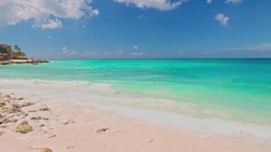 Turkuaz Karayip Denizi ve arka planda otel olan kumlu sahil manzarası çok güzel. Aruba.