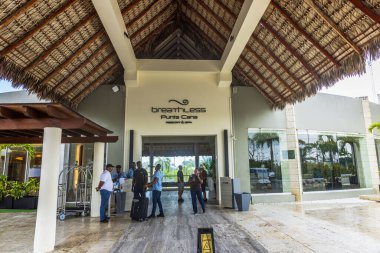 Nefessiz Punta Cana Oteli ve Spa girişinin çatı altında bekleyen misafirlerle güzel bir manzarası var. Dominik Cumhuriyeti. Punta Cana. 