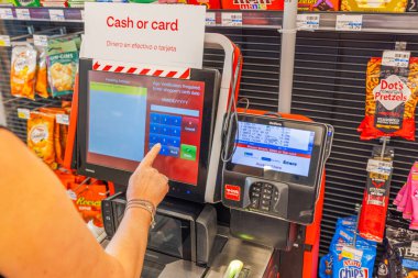 Mağaza arka planındaki yaş doğrulaması için CVS kişisel kontrol ekranına müşteri elinin doğum tarihini girdiği görünümü kapat. Miami Plajı. ABD.