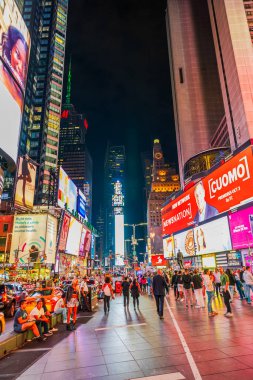 Broadway 'deki Times Meydanı' nın güzel manzarası. Işıklı reklam panoları kalabalık ve gece trafiği. - New York. ABD.