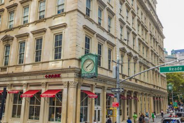 Manhattan caddesinin tarihi manzarası. Klasik bina saati ve şehir sokaklarından yayalar. - New York. ABD.