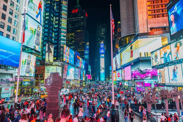 Times Meydanı 'nın Broadway' deki görüntüsü kalabalık kalabalıkları canlı reklamlar ve gece aralıksız şehir hareketlerini yakalıyor. - New York. ABD.