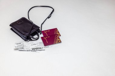 Uçağa binmeden önce pasaport ve çapraz cüzdan görüntülerini kapatın..