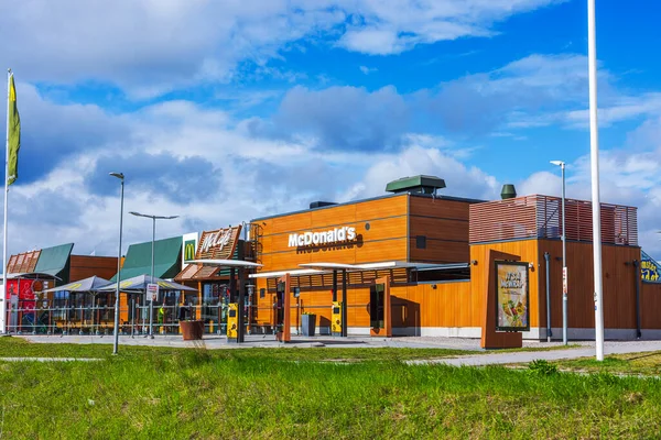 McDonalds restoranının perakende satış alanında marka tabelası olan ön cephesini kapatın..