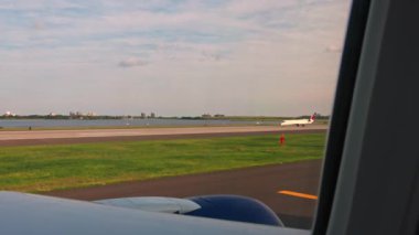 Havaalanı taksisi sırasında iniş yapan uçaklarla dolu uçak penceresinden güzel bir manzara. Miami mi? ABD.