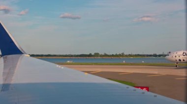 British Airways yolcu uçağının uçak penceresinden havaalanı pistine inişini izleyin. Miami mi? ABD.
