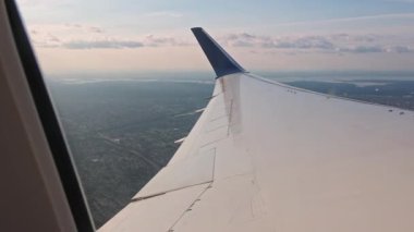 Şehir manzarası için uçak penceresinden güzel bir manzara, nehir ve gökyüzü arka planında bulutlar. Miami mi? ABD.