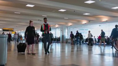 Yoğun havaalanı içi manzarası yolcuların yürüdüğü ve kalkış kapılarının yanında beklediği. Miami mi? ABD.