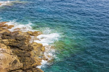 Büyük Kanarya 'daki kayalık kıyılara çarpan Atlantik Okyanusu' nun güzel manzarası. İspanya.