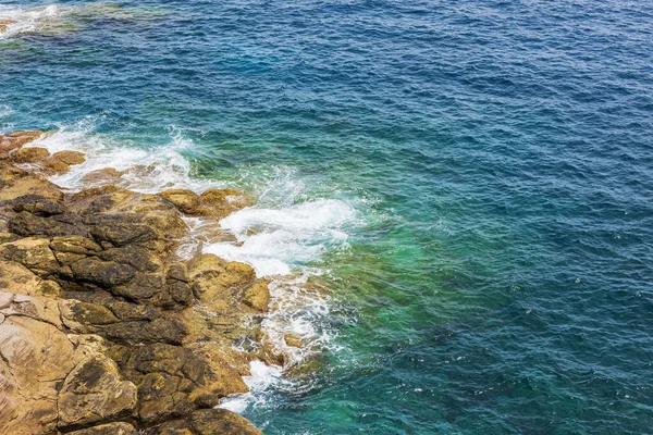 Büyük Kanarya 'daki kayalık kıyılara çarpan Atlantik Okyanusu' nun güzel manzarası. İspanya.