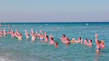Yaz tatilinde Ege Denizi 'nde su sporu yapan bir grup turistin güzel manzarası. Rodos. Yunanistan.