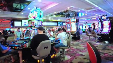 Flamingo Otel 'in içi, kumar oynayan insanlarla dolu harika bir manzarası var. Las Vegas mı? ABD.