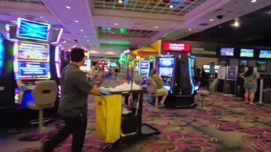 Slot makineleri ve Caesars Palace Oteli 'nin içindeki ziyaretçilerle kumarhanenin güzel manzarası. Las Vegas mı? ABD.
