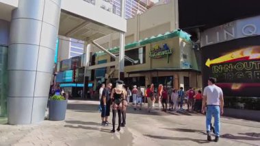 Las Vegas gündüz vakti Margaritaville restoranının yakınındaki LINQ gezinti alanı boyunca yürüyen turistlerin güzel manzarası. Las Vegas mı? ABD.
