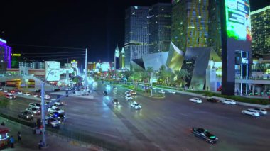 Aria ve Şehir Merkezi yakınlarındaki Las Vegas Bulvarı 'nın güzel manzarası aydınlık gece şehrinde trafik ilerliyor. Las Vegas mı? ABD.