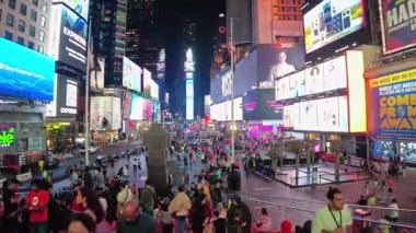 Broadway 'in güzel akşam manzarası. Peder Duffy' nin kırmızı merdivenlerin yanındaki heykeli ve Times Meydanı 'ndaki aydınlık gökdelenleri. - New York. ABD.