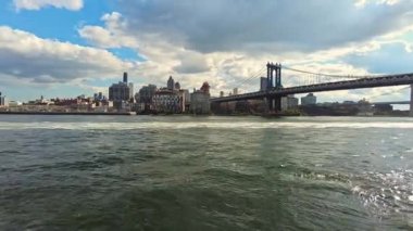 Manhattan Köprüsü 'nün ve Hudson Nehri' nin arka planındaki hareketli su yüzeyinin güzel manzarası. - New York. ABD.