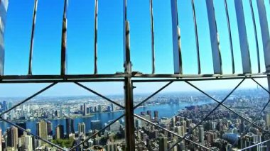 Empire State Binası 'nın Manhattan ufuk çizgisi ve arka planında East River olan doğu gözlem güvertesinin güzel manzarası. - New York. ABD.