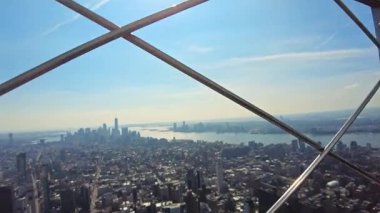 New York silueti ve Hudson Nehri üzerinde gözleme güvertesinden güzel bir panoramik manzara. - New York. ABD.