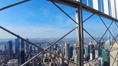 Manhattan ufuk çizgisi ve Hudson Nehri üzerinde gözlem güvertesinden güzel bir panoramik manzara. - New York. ABD.