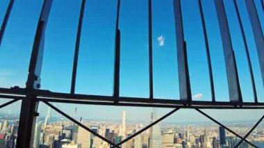 Cam cephe boyunca yürüyen turistlerle ve Empire State Binası 'nın arka planında güzel bir kuzey manzaralı gözlem güvertesi. - New York. ABD.