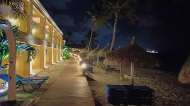 Güzel bir gece manzaralı sahil oteli. Sıcak, aydınlık, sakin, tropik Karayip Denizi 'yle dolu. Aruba.