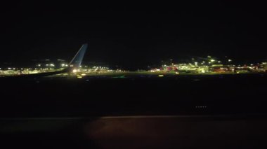 Park halindeki Delta Hava Yolları 'nın gece görüşü, uçak penceresinden görülen terminal kapılarında. Las Vegas mı? ABD.