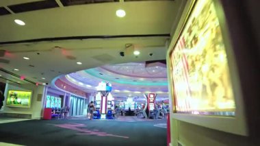 Las Vegas 'taki Flamingo Otel kumarhanesine girişte ziyaretçiler oyun katına doğru yürüyorlar. Las Vegas mı? ABD.