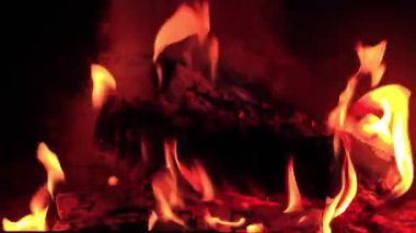 Şöminede yakılacak odun, doğal alev ve yanan közler, rahatlatıcı arka plan videoları..