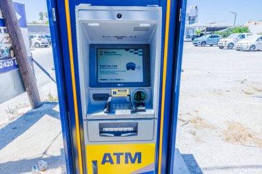 Şehir merkezindeki park yerindeki ATM para çekme makinesinin yakın görüntüsü. Kardamena. Yunanistan.