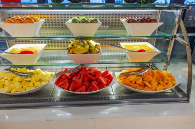 Otel restoranında karpuz ananaslı taze meyve büfesi ve muz sergilenen muz manzarası. Curacao.