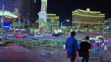 Gece Las Vegas Strip 'te gezen turistlerin güzel manzarası aydınlanmış oteller ve yoğun şehir trafiğiyle. Las Vegas mı? ABD.