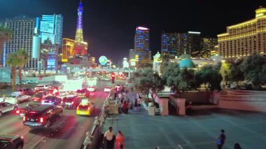 Geceleri Paris Eyfel Kulesi ve Bellagio ile Las Vegas Strip 'in güzel manzarası. Las Vegas mı? ABD.