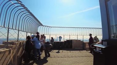 Empire State Binası 'nın gözlem güvertesinden New York ufuk çizgisine bakan turistlerin güzel manzarası. - New York. ABD.