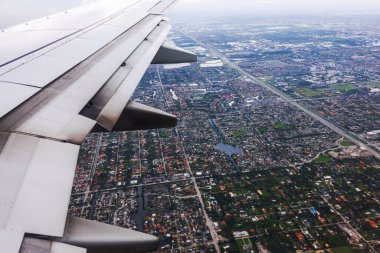 Miami 'ye inerken uçak penceresinden manzara çok güzeldi. Kanat ve şehir manzarası aşağıdaydı. ABD.