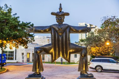 Portre sanatçısı genç adam Barry X Ball Bass Müzesi Sanat Heykeli 'nin ön görüntüsü. Miami Plajı. ABD. 03.11.2026.