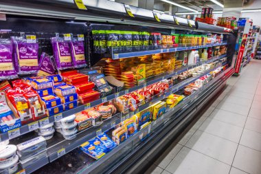 CVS mağazasındaki dondurulmuş gıda bölümünü süt ürünleri ve içeceklerle kapatın. Miami Plajı. ABD.