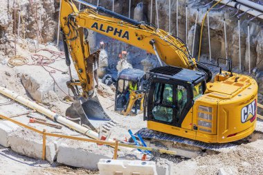 Tırtıl kazıcısının inşaat alanında toprak kazarken ki görüntüsünü kapatın. Ağır makineler endüstriyel aktivite. Miami Plajı. ABD.