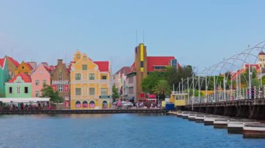 Kraliçe Emma 'nın yüzen köprüsünün ve Willemstad Curacao' daki renkli tarihi binaların St. Anna Körfezi üzerindeki güzel manzarası..