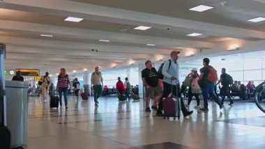 Havaalanı terminali koridorundaki yolcuların giriş kapılarına yakın görüntülerini kapatın. Miami mi? ABD.