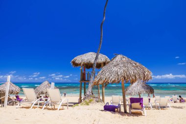 Turistlerin güneşlendikleri ve turkuaz sularda yüzdükleri Atlantik Okyanusu 'nun güzel manzarası. Dominik Cumhuriyeti. Punta Cana.