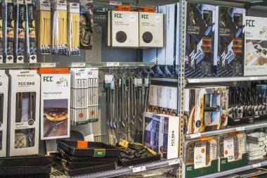 Raflardaki barbekü aksesuarlarının ve ızgara ekipmanlarının görüntüsünü kapat.