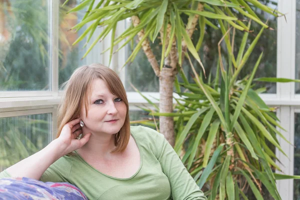 Rothaarige junge Frau in grüner Bluse — Stockfoto