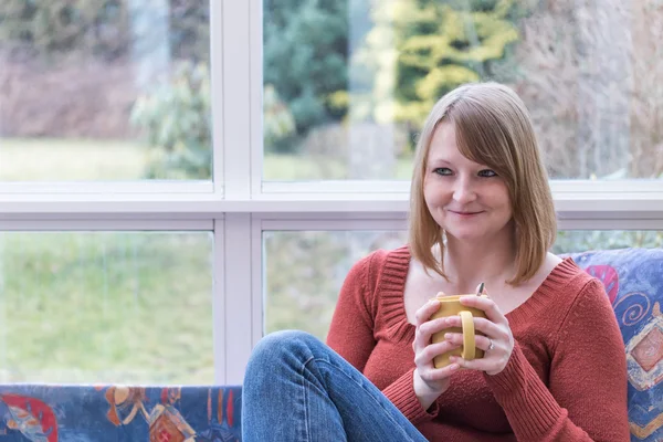 Junge Frau mit Kaffeebecher in beiden Händen — Stockfoto